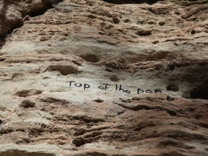 Message sur une falaise dans le sud