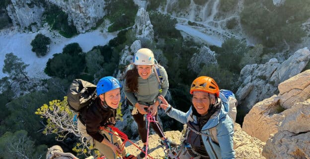 Groupe de femmes en pleine ascension dans les Calanques