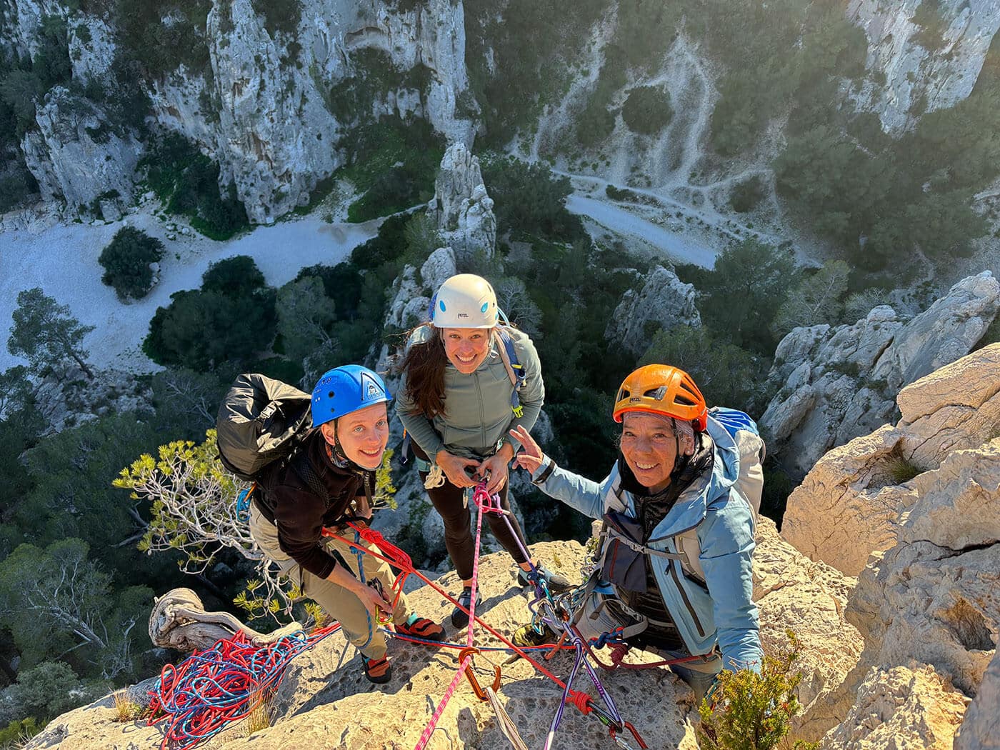 Groupe de femmes en pleine ascension dans les Calanques