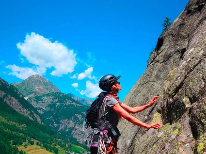 Ingrid monte en tête lors d'une grande voie Initiation à Vallorcine