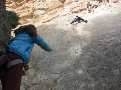 stage escalade sportive, alice assure en moulinette un élève